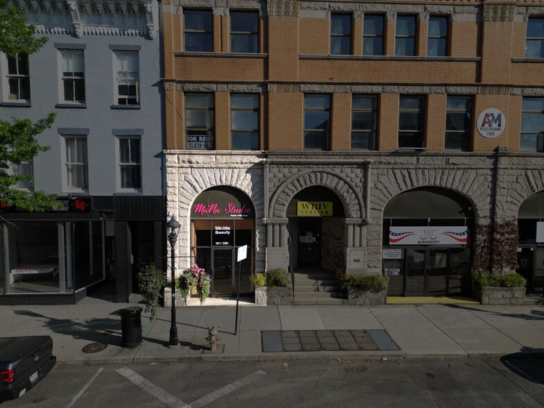 42 W Main St, Riverhead, NY for lease - Building Photo - Image 2 of 22