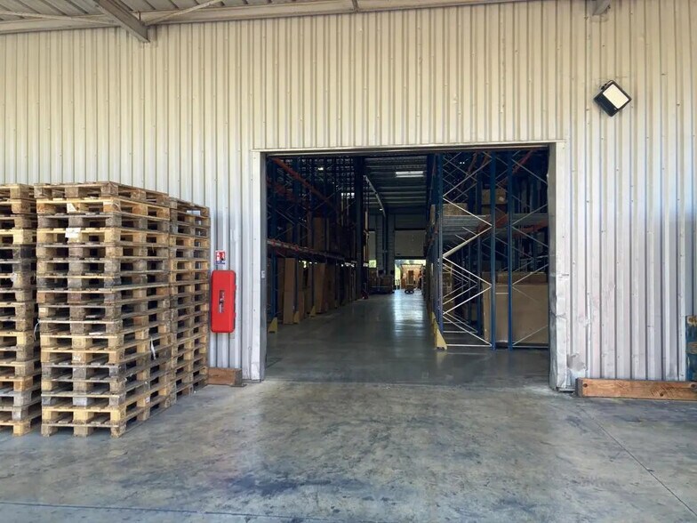 Office in Saint-Raphaël for lease - Building Photo - Image 2 of 15