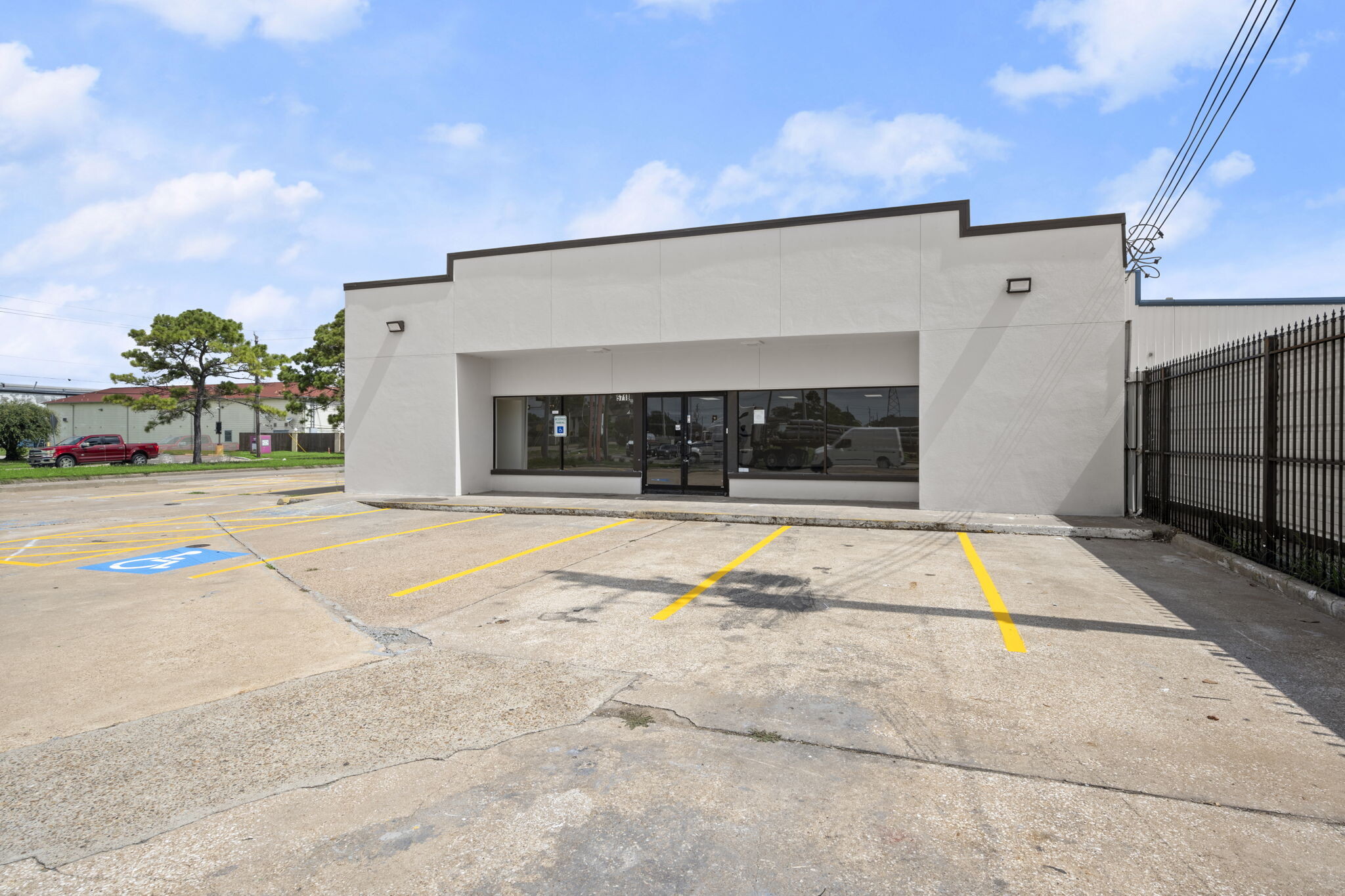 5718 W 34th St, Houston, TX for lease Building Photo- Image 1 of 8