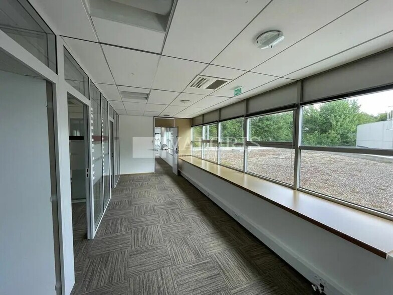 Office in Lyon for lease - Building Photo - Image 3 of 24
