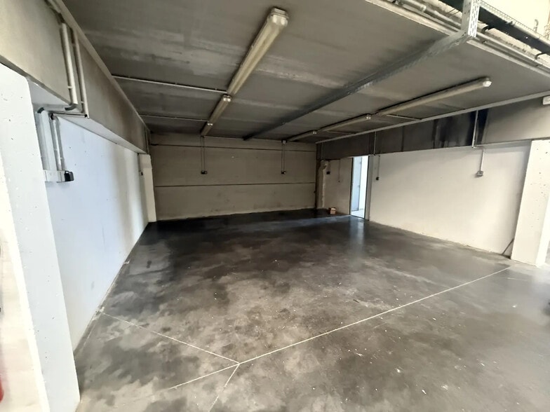 Flex in Ennery for lease - Interior Photo - Image 2 of 9