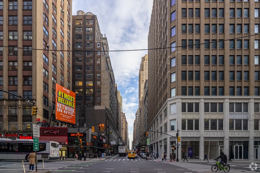 256 W 38th St, New York, NY for lease - Building Photo - Image 3 of 11
