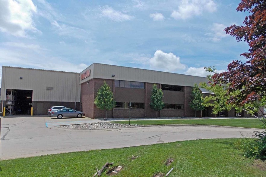 2450 Commercial Dr, Auburn Hills, MI for lease - Building Photo - Image 1 of 1
