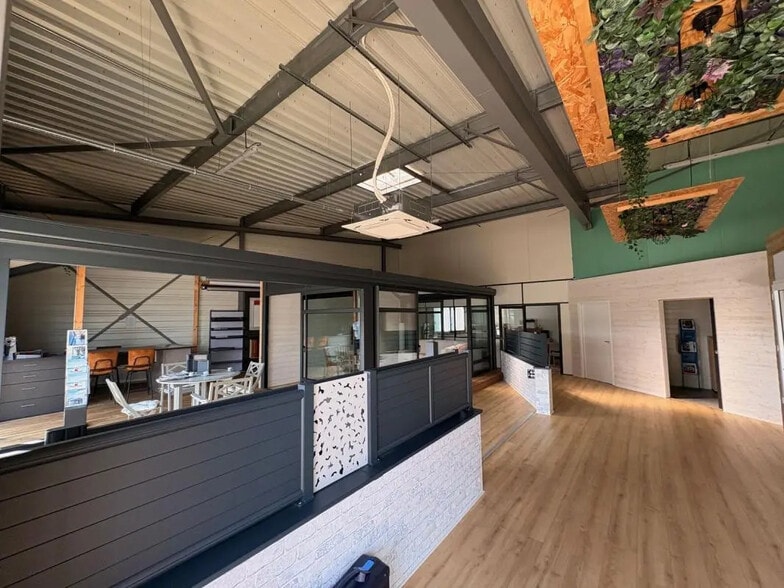 Retail in Carquefou for lease - Interior Photo - Image 2 of 12