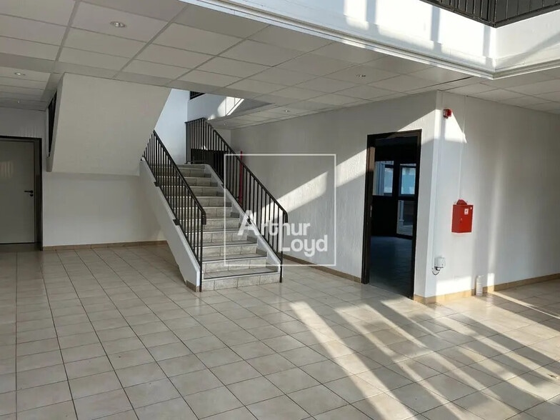 Flex in Lisses for lease - Building Photo - Image 3 of 11