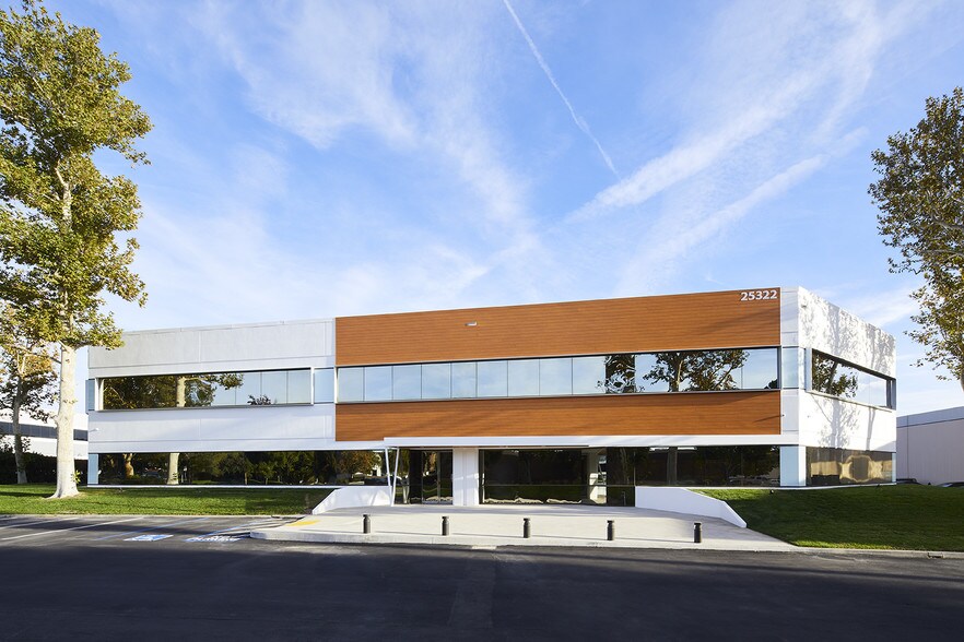 25322 Rye Canyon Rd, Valencia, CA for lease - Primary Photo - Image 1 of 6