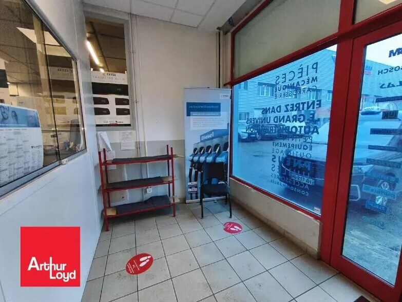 Flex in Lucé for lease - Building Photo - Image 1 of 7