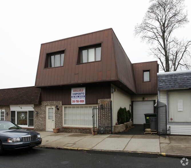 97 Wood St, Bristol, PA 19007