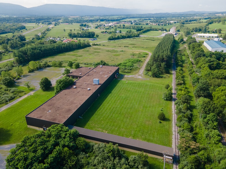 377 Industrial Park Rd, Mount Jackson, VA for lease - Building Photo - Image 3 of 15