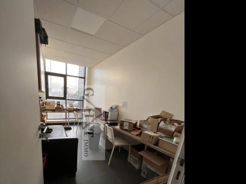 Industrial in Servon for lease - Building Photo - Image 2 of 5