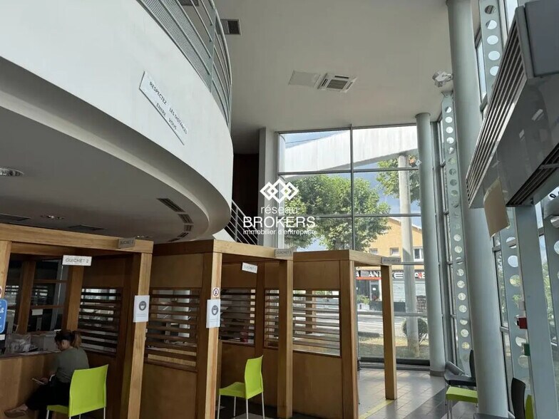 Flex in Roussillon for lease - Building Photo - Image 3 of 16