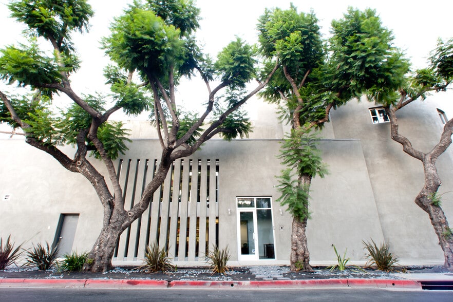 8273-8277 Beverly Blvd, Los Angeles, CA for lease - Building Photo - Image 3 of 4