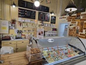 Retail in Barcelona, Barcelona for lease Interior Photo- Image 2 of 13