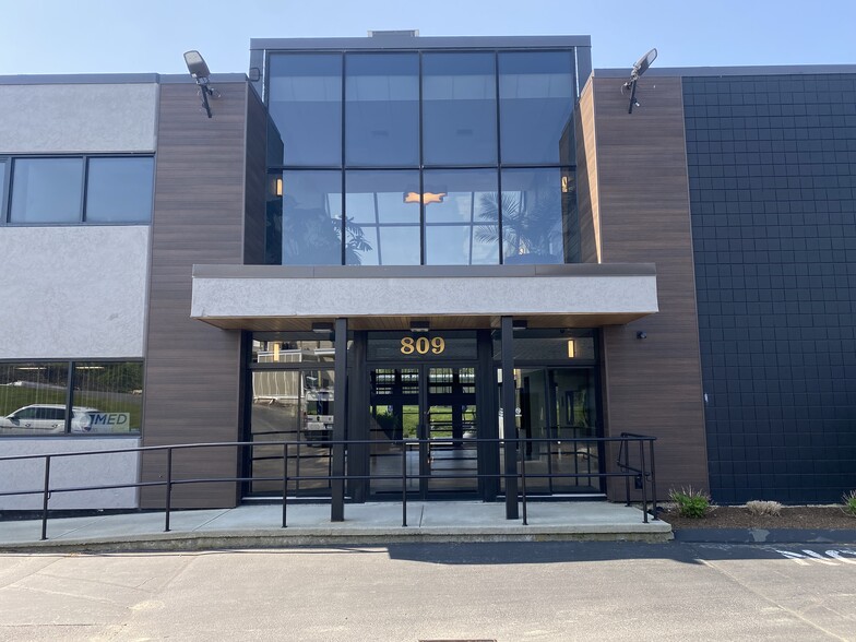 809 Aquidneck Ave, Middletown, RI for lease - Building Photo - Image 1 of 5