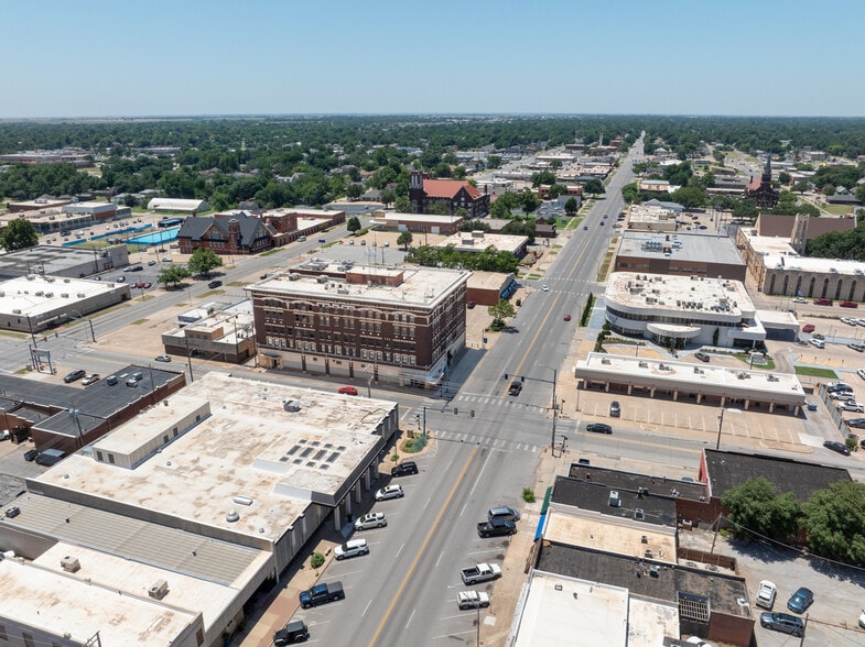 303 W Broadway Ave, Enid, OK for lease - Building Photo - Image 3 of 5