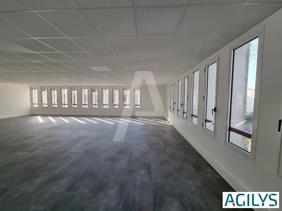 Office in Les Ulis for lease Interior Photo- Image 1 of 8