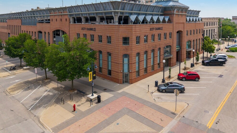 2-14 S Linn St, Iowa City, IA for lease - Primary Photo - Image 1 of 14