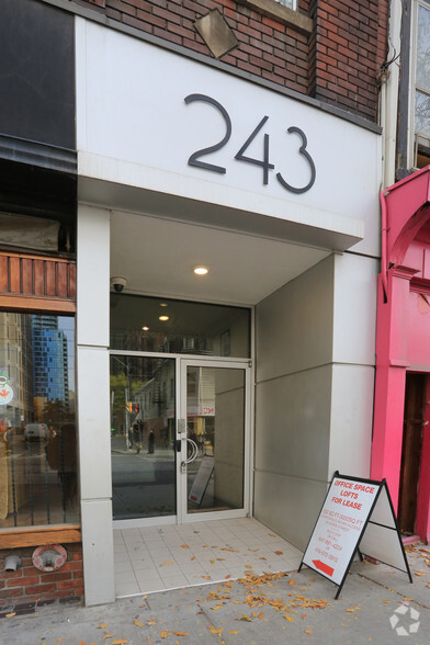 241-243 Queen St W, Toronto, ON for lease - Building Photo - Image 3 of 4