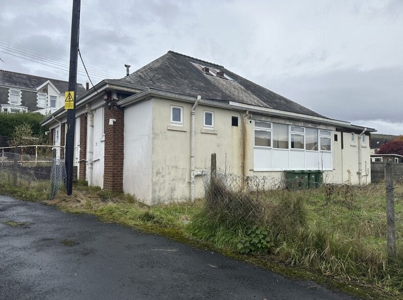 5 Derwen Rd, Ystradgynlais for sale - Building Photo - Image 2 of 14