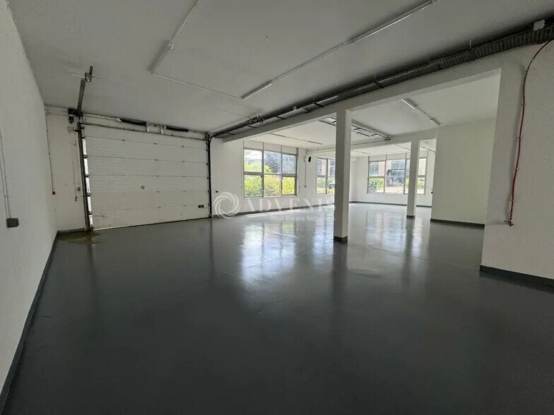 Flex in Villiers-sur-Marne for lease - Interior Photo - Image 2 of 6