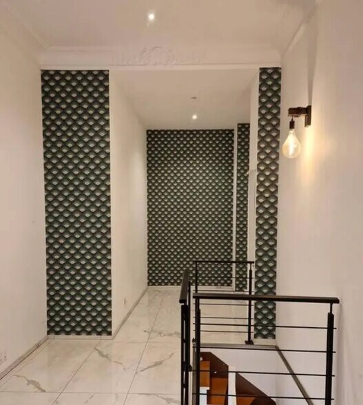 Retail in Paris for lease - Interior Photo - Image 2 of 6