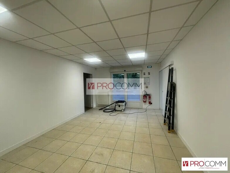 Retail in Luisant for lease - Building Photo - Image 3 of 8