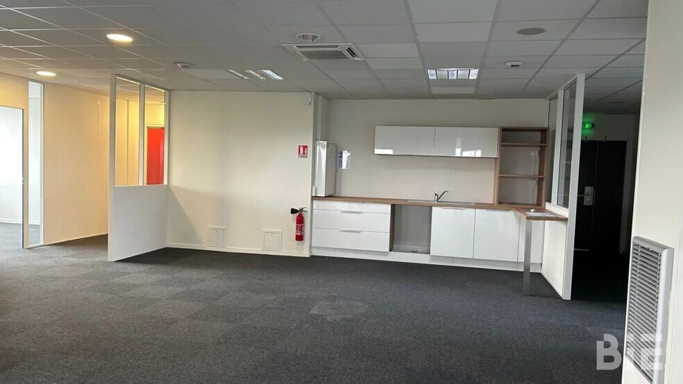 Office in Lormont for lease - Building Photo - Image 3 of 5