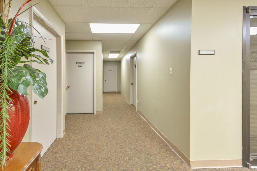 4 Shackleford Plz, Little Rock, AR for sale - Interior Photo - Image 2 of 19