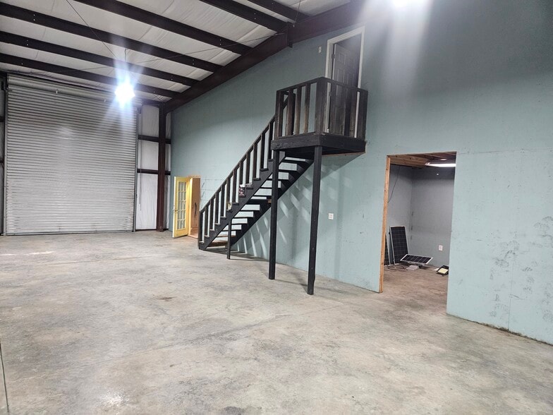 112 W Mendal Ln, Cochran, GA for lease - Building Photo - Image 3 of 12