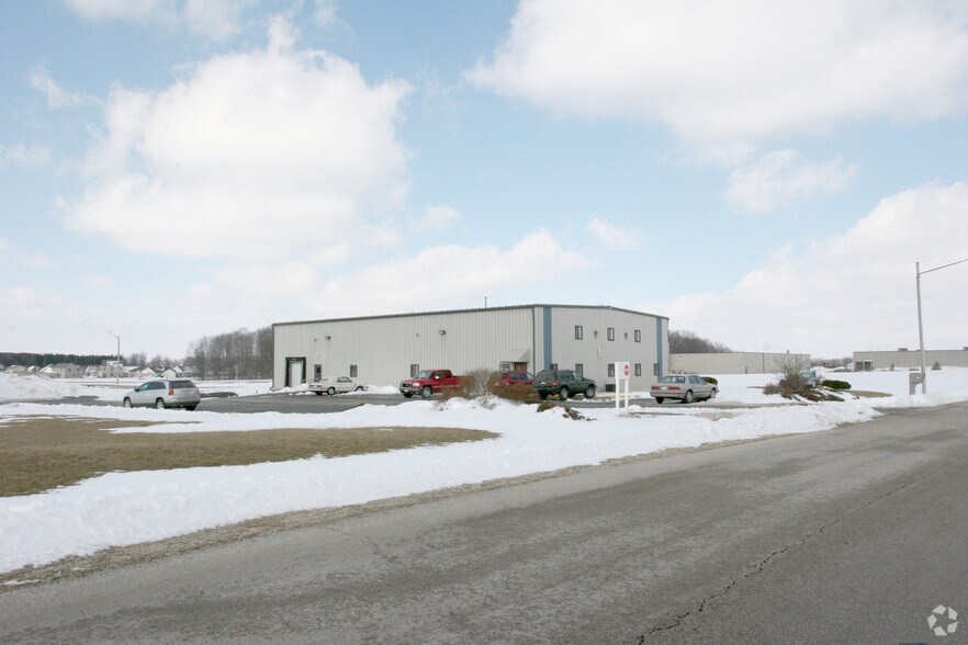 400 Ternes Dr, Random Lake, WI for sale - Primary Photo - Image 1 of 1