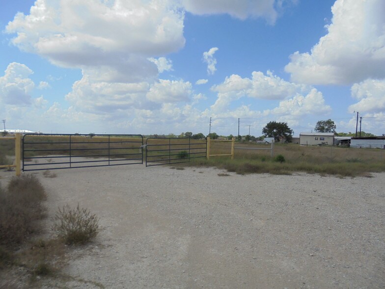 1005 US Highway 77A N, Yoakum, TX for sale - Building Photo - Image 1 of 1