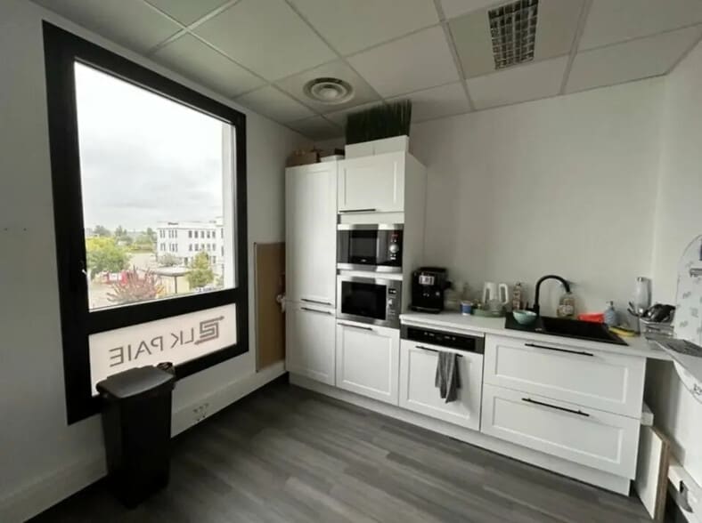 Office in Saint-Priest for lease - Building Photo - Image 3 of 7