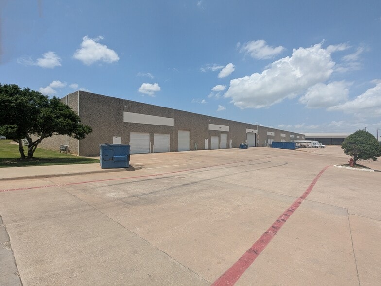 2550 114th St, Grand Prairie, TX for lease - Building Photo - Image 3 of 8