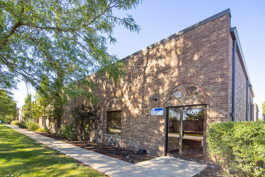 600-668 Wheeling Rd, Wheeling, IL for lease - Building Photo - Image 1 of 6