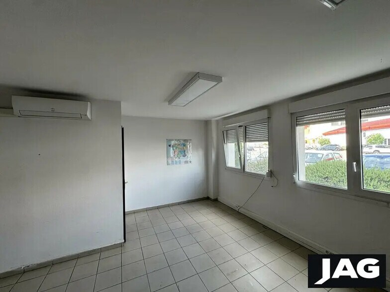 Flex in Décines-Charpieu for lease - Interior Photo - Image 3 of 8