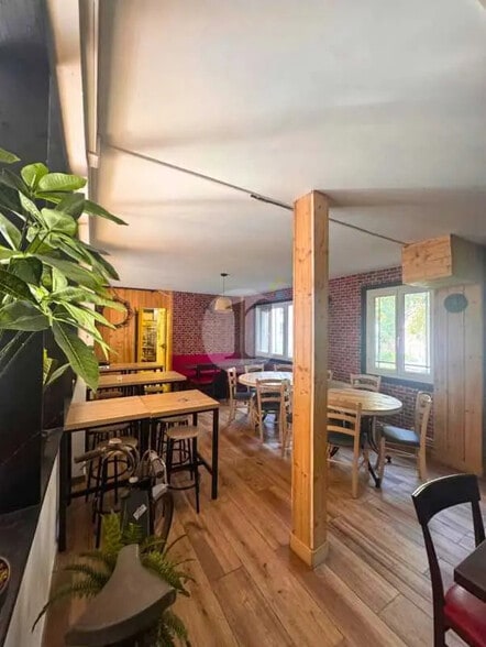 Retail in Lille for lease - Interior Photo - Image 1 of 6