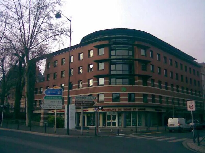 Office in Melun for lease - Building Photo - Image 1 of 9