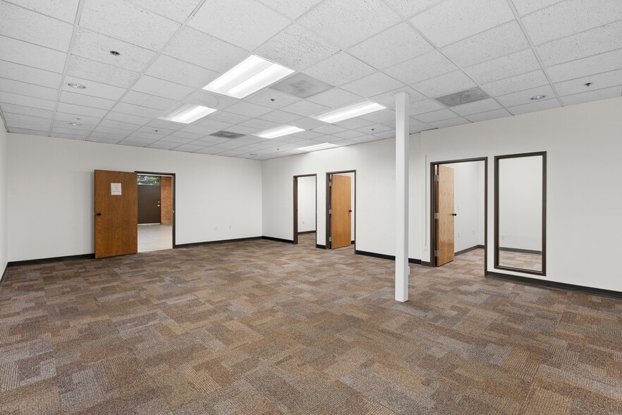 9810-9850 E Burnside St, Portland, OR for lease - Building Photo - Image 3 of 7