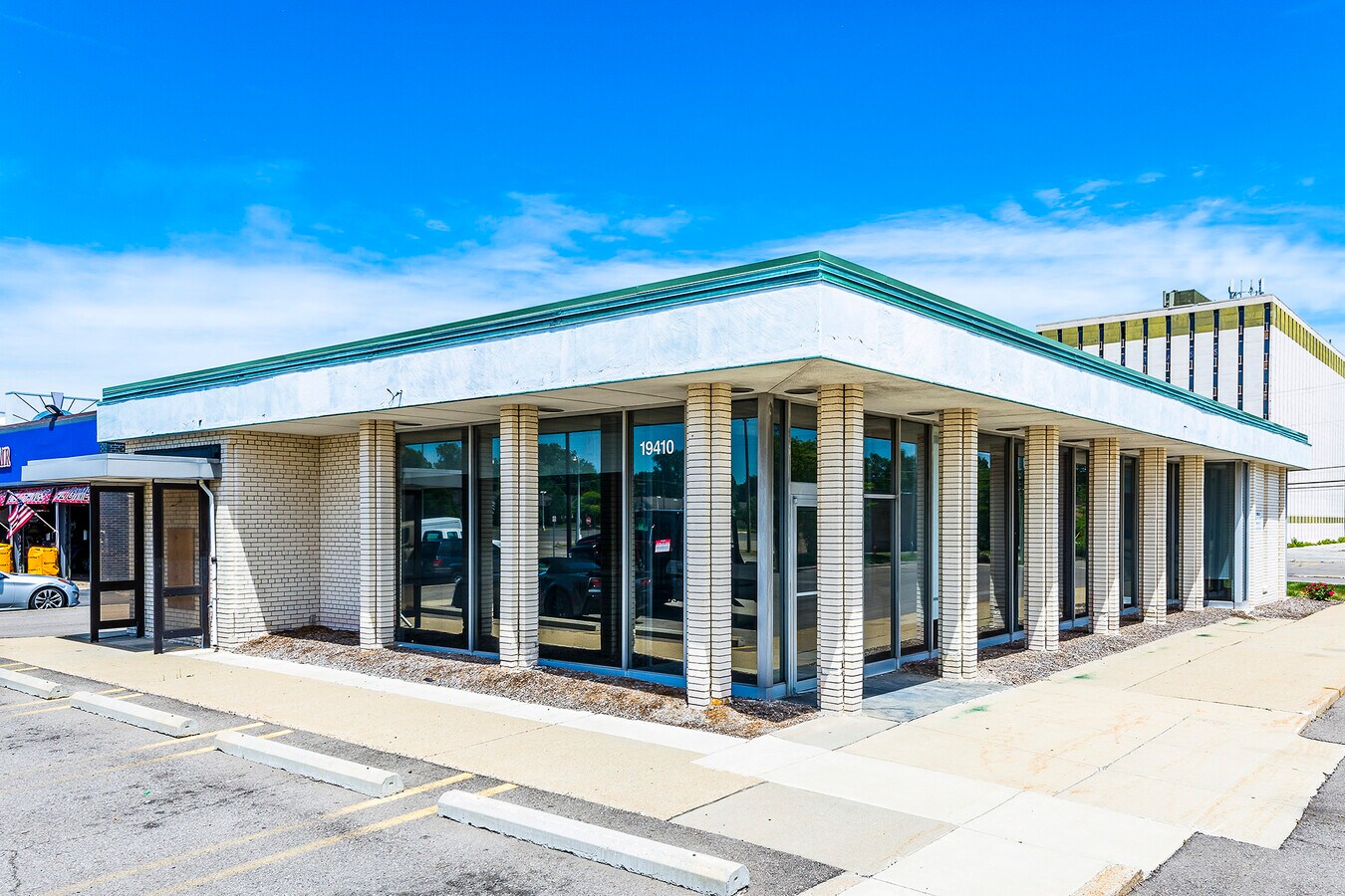 19410 Middlebelt Rd, Livonia, MI 48152