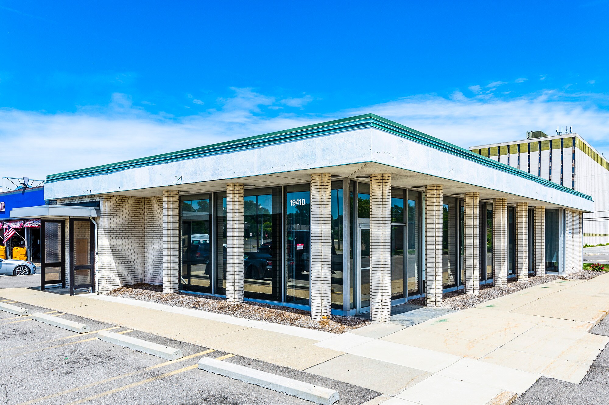 19410 Middlebelt Rd, Livonia, MI 48152