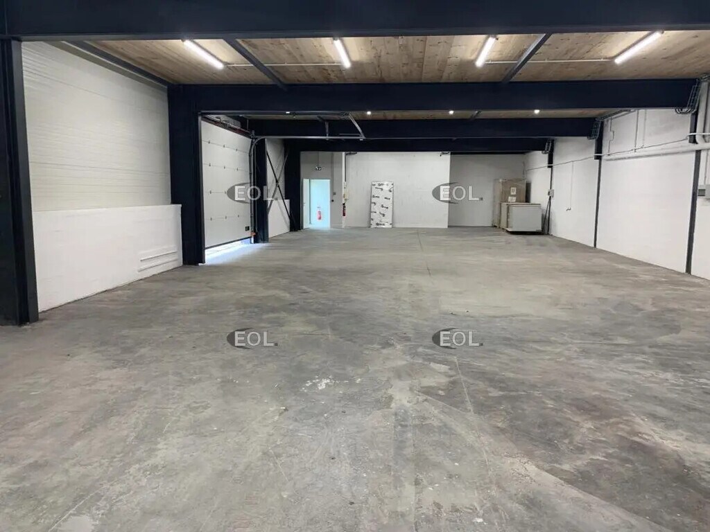 Location Local d'activités 300 m² - Photo 1