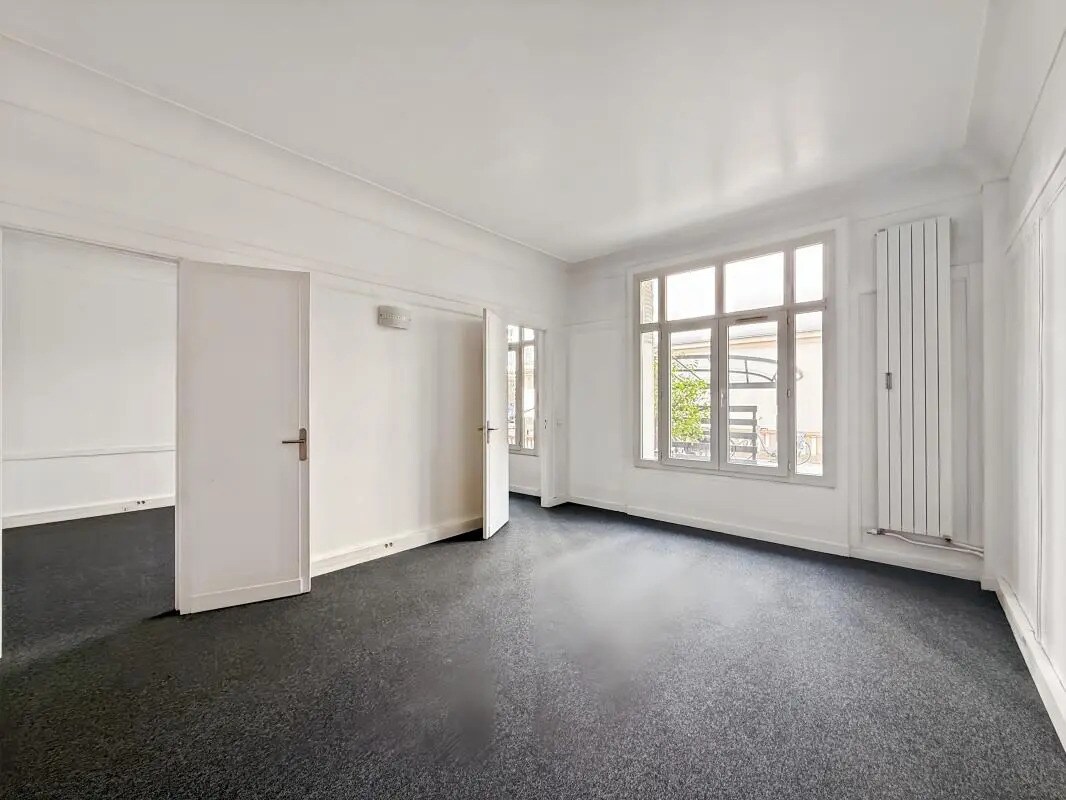 Office in Paris for lease Building Photo- Image 1 of 7