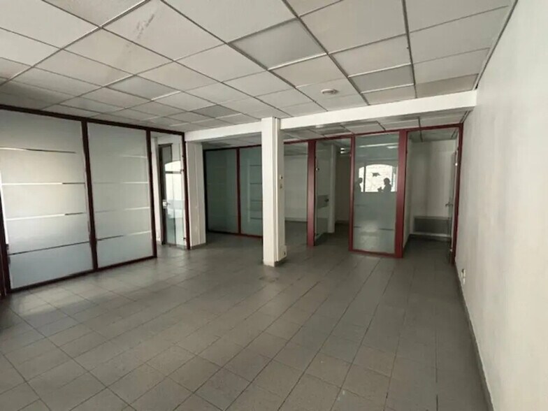 Retail in Pélissanne for lease - Interior Photo - Image 1 of 11