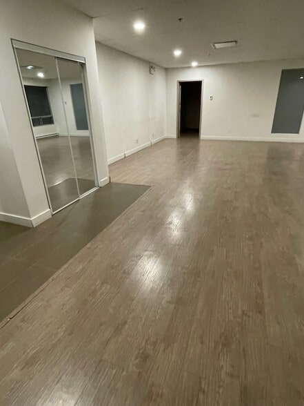 250 Av Dunbar, Mont-Royal, QC for lease - Interior Photo - Image 2 of 7