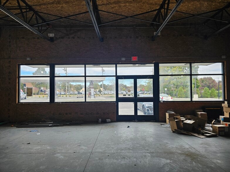 12 Saxon Ave, Bay Shore, NY for lease - Building Photo - Image 3 of 14
