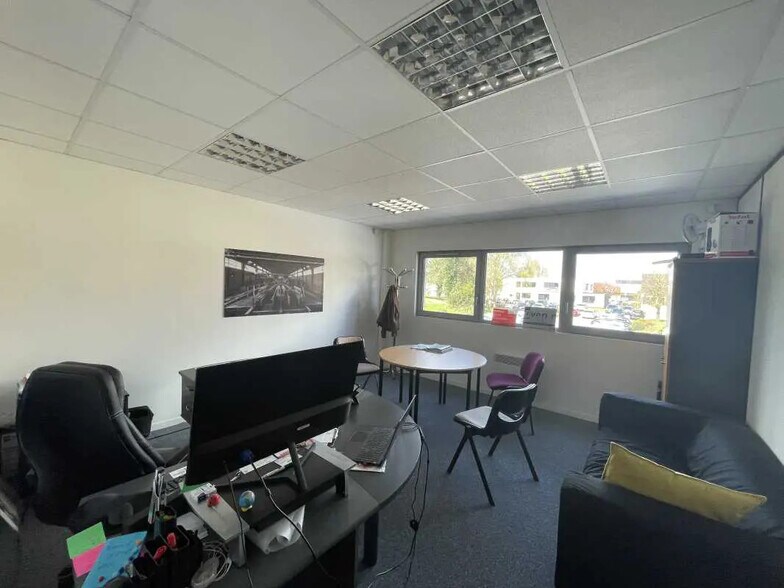Flex in Mont-Saint-Aignan for lease - Interior Photo - Image 2 of 11