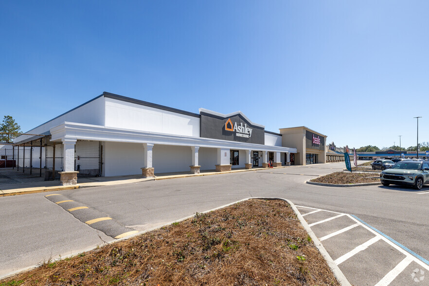 2493-2549 S Ferdon Blvd, Crestview, FL for lease - Building Photo - Image 2 of 2