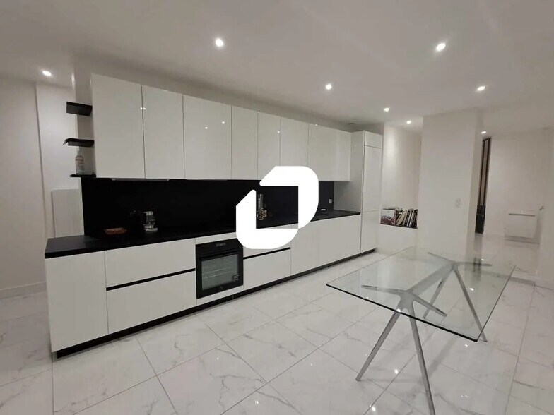 Office in Bordeaux for lease - Interior Photo - Image 3 of 9