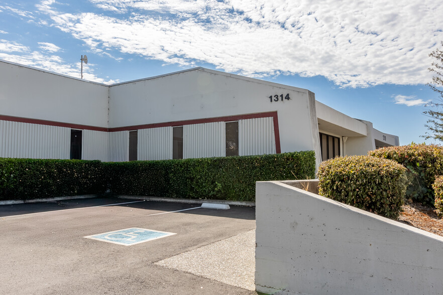 1310-1314 Ross St, Petaluma, CA for lease - Building Photo - Image 2 of 15