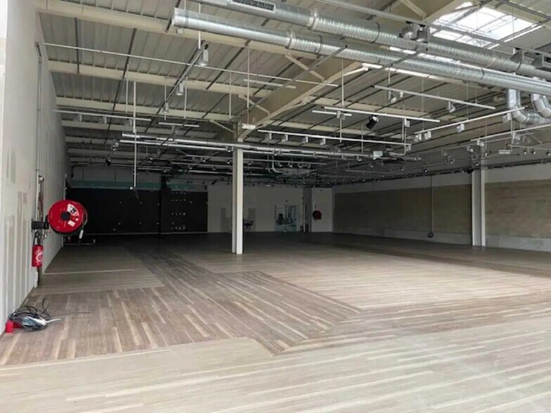 Retail in Vauxbuin for lease - Building Photo - Image 3 of 5